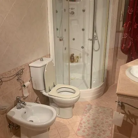 Gasthuis Airport Tourist's House *